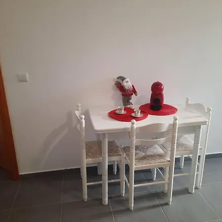 Apartamento Casa Acolhedora Com Patio Exterior, Bem Localizada *